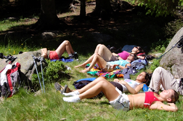 Tutti sdraiati al caldo sole, allunghiamo le gambe. Tutti aggrovigliati ci si scambia pacchetti di ringo e cioccolato e pappe di ogni genere!